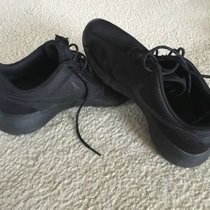 All black nike Roshes